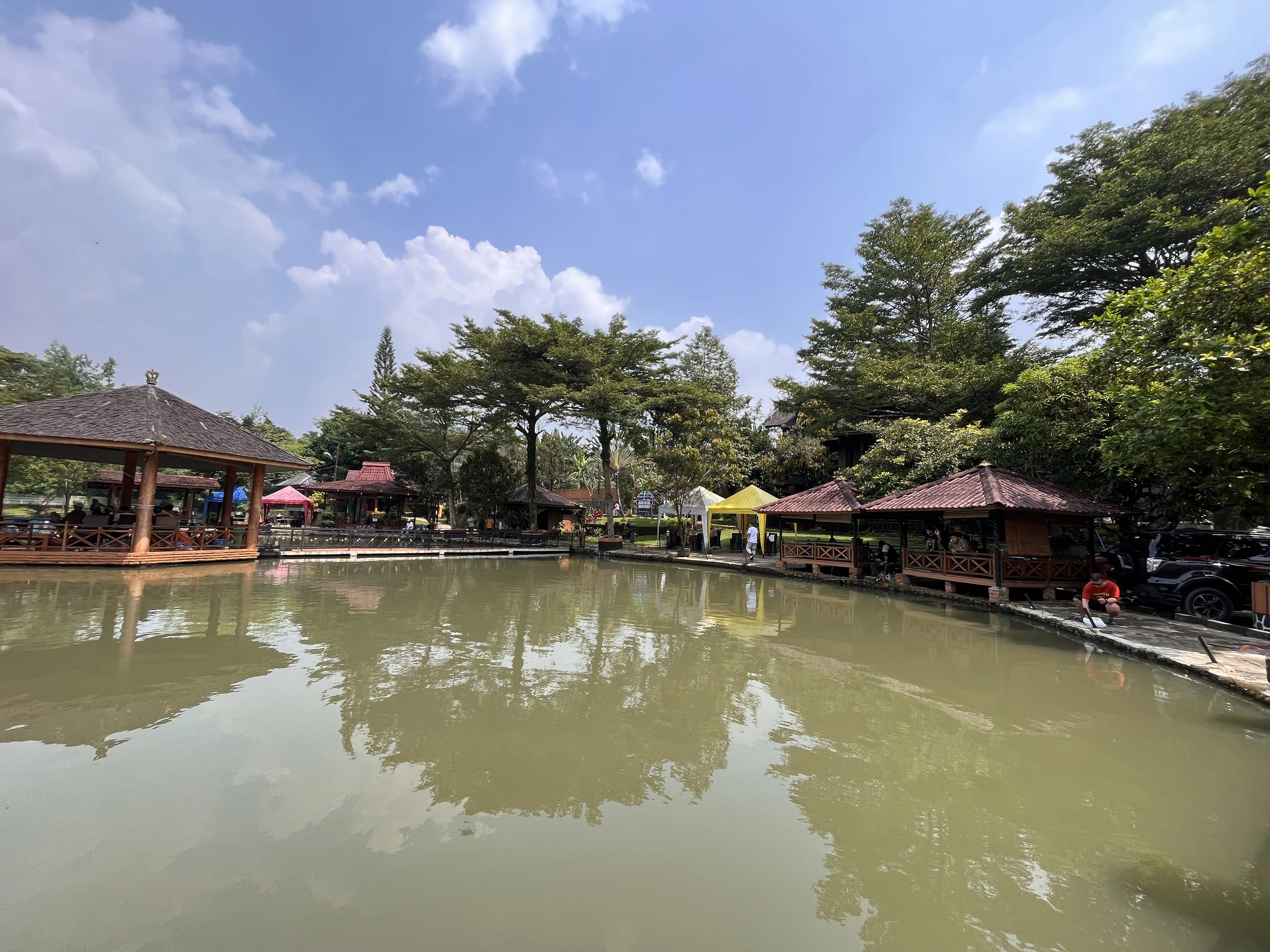 Kolam pemancingan alami